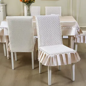 Housse de chaise de salle à manger matelassée tout compris avec jupe à volants élégante.