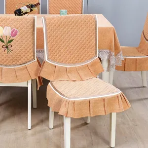 Set di coprisedie trapuntate arancioni per la sala da pranzo con eleganti ricami reis.