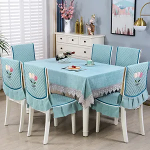 Set tovaglia e coprisedia con elegante ricamo di tulipani, bordo in pizzo e design trapuntato.
