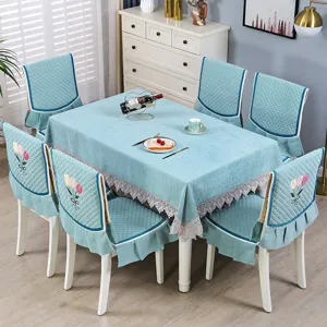 Tovaglia e set di cuscini per sedie da pranzo con ricamo floreale, elegante arredamento blu.