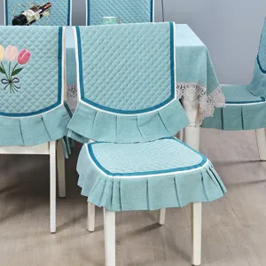 Set fodera per sedia da pranzo trapuntata e tovaglia con ricamo di tulipani e volant.