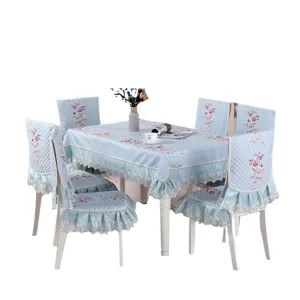 Tovaglia trapuntata azzurra e set di coprisedie da pranzo con ricamo floreale e pizzo.