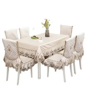 Elegante gesteppte Tischdecke und Esszimmerstuhl Kissen Set in Champagner mit floralem Spitzenrand.