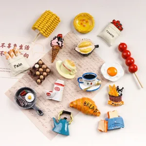 Realistische 3D-Lebensmittel-Kühlschrankmagnete mit Brot, Kaffee und Snacks in Miniaturform.