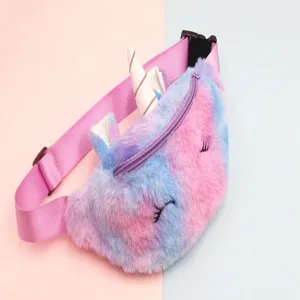 Detailansicht der farbenfrohen Einhorn-Plüschtasche für Kinder aus weichem Kunstfell.