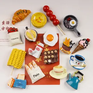 Detailansicht verschiedener Miniatur-Kühlschrankmagnete wie Brot und Kaffee