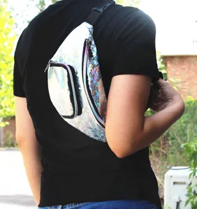 Detailopname van een holografische zilveren borsttas met een trendy gebroken glaspas-patroon
