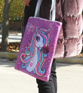 Detailansicht einer rosa Pailletten-Einhorntasche mit Believe in Magic Textzug