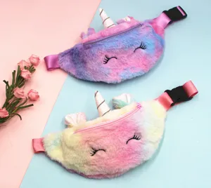 Detailansicht von zwei farbenfrohen Plüsch-Einhorn-Gürteltaschen für Kinder und Mädchen