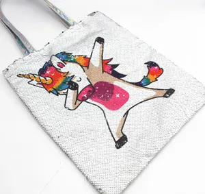 Nahaufnahme einer weißen Pailletten-Einkaufstasche mit dabbing Einhorn-Cartoon.