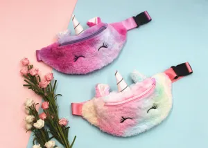 Detailansicht von weichen Einhorn-Plüschgürteltaschen in Rosa und Regenbogenfarben.