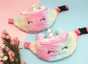 Detailansicht von zwei Plüsch-Einhorn-Gürteltaschen mit Regenbogen-Farbverlauf
