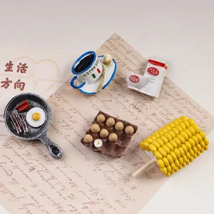 Detailansicht von niedlichen Miniatur-Lebensmittel-Kühlschrankmagneten mit Texturen.