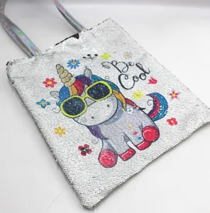 Detailansicht der silbernen Pailletten-Tasche mit coolem Einhorn-Design