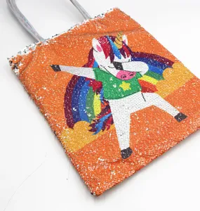 Detailansicht einer orangefarbenen Wendepailletten-Tasche mit dabbing Unicorn-Design für Mädchen