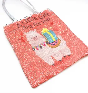 Detailansicht einer roten Paillettentasche mit Alpaka-Motiv und Geschenk-Botschaft