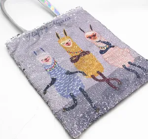 Hochwertige Detailaufnahme einer Pailletten-Tasche mit süßen Alpaka-Cartoon-Motiven