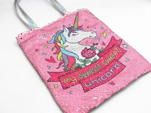 Detailaufnahme der rosa Pailletten-Einkaufstasche mit einer bunten Einhorn-Stickerei