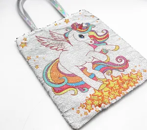 Detail eines glitzernden Einhorn-Pailletten-Shoppers mit holografischen Riemen
