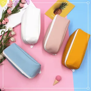 Ensemble de trousses minimalistes en cuir PU aux couleurs pastel sur fond lumineux.