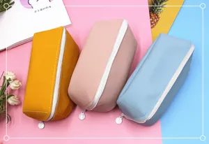 Vue détaillée de trois trousses en cuir PU de grande capacité en couleurs pastel