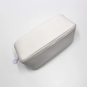 Vue de dessus de cette trousse à crayons minimaliste en similicuir PU beige clair