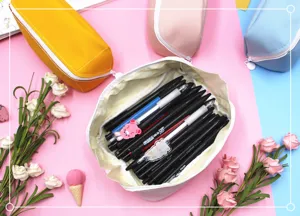Vue détaillée d'une trousse en cuir PU de grande capacité ouverte remplie de fournitures