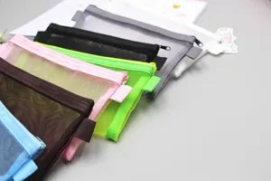 Bunte Netz-Mäppchen mit Reißverschluss für Schreibwaren und praktische Büroorganisation.