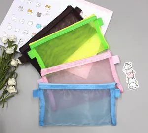 Auswahl an bunten, transparenten Netztaschen für Stifte auf einem neutralen grauen Hintergrund