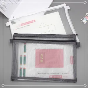 Vista detallada de la bolsa de malla A4 transparente con cremallera para documentos
