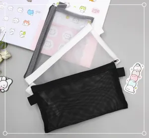Nahaufnahme von minimalistischen, transparenten Mesh-Federtaschen in Schwarz, Weiß und Grau.