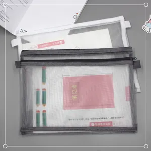 Primer plano de la bolsa de malla para documentos con un cuaderno y lápices en su interior.