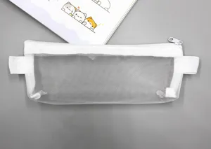 Detailansicht eines minimalistischen weißen transparenten Netzetuis mit Reißverschluss