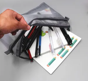 Detalle de bolsa de malla gris A4 para archivos mostrando su capacidad interior