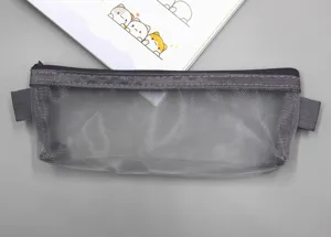 Nahaufnahme eines grauen, minimalistischen, transparenten Netzetuis mit Reißverschluss