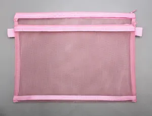 Detalle de la carpeta de malla rosa A4 con cremallera doble para guardar documentos