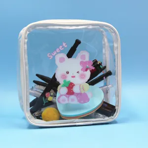 Vista dettagliata di una borsa per il trucco trasparente con un simpatico coniglio