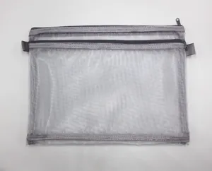 Detalle de la bolsa de malla gris A4 para documentos con compartimentos de cremallera.