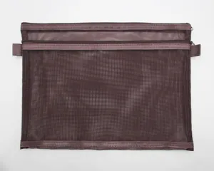 Vista detallada de la bolsa de malla marrón A4 para documentos con cremallera y asas