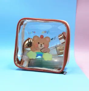 Beauty case trasparente in PVC con stampa di un simpatico orsetto e vivace bordo arancione.