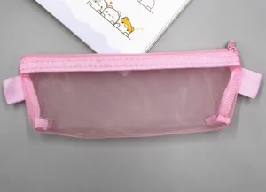 Nahaufnahme des rosa transparenten Netz-Mäppchens mit Reißverschluss und feiner Textur