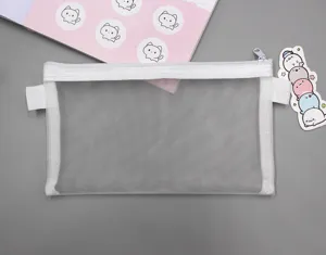 Minimalistische weiße Netztasche für Stifte mit einem eleganten durchsichtigen Design