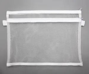 Primer plano de bolsa portadocumentos A4 de malla blanca con cremallera y asa