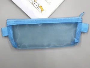 Detailansicht des atmungsaktiven blauen Nylon-Mesh-Materials dieses Mäppchens.