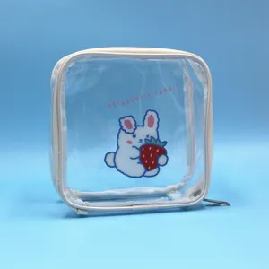 Primo piano di una trousse trasparente con una simpatica stampa a forma di coniglio