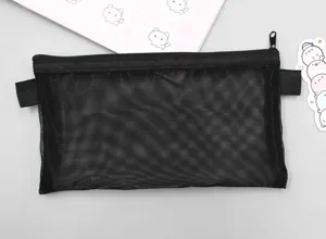 Schwarzes Netz-Mäppchen mit Reißverschluss und Seitenschlaufen auf grauem Hintergrund