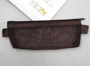 Detailansicht der dunkelbraunen Netz-Schreibwarentasche mit Reißverschluss für Schüler.