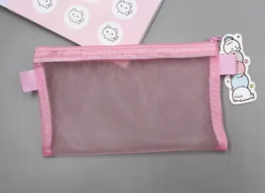Detailansicht des rosa Federmäppchens aus Netzstoff mit Reißverschluss und Textur