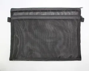 Vista detallada de la bolsa de documentos A4 de malla negra con doble cremallera.