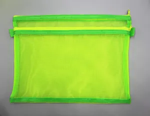 Primer plano detallado de la textura de malla de una bolsa de archivos A4 verde neón